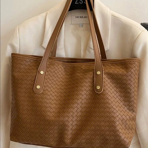 Braided embossed tote 👜 - Picture 3 of 8